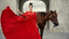 Hoa hậu Đỗ Mỹ Linh gợi ý chọn trang phục áo tứ thân cách điệu cho mùa Tết Tân Sửu 