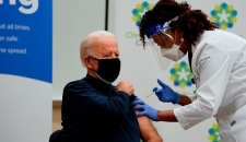 Được tiêm vaccine COVID-19, ông Biden không quên ca ngợi ông Trump 