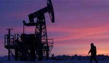 Giá dầu hôm nay 25/12: Tồn kho giảm, giá dầu tăng tốt
