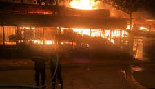 Xưởng gỗ ở Sài Gòn đang cháy dữ dội, lửa lan sang nhiều phòng trọ 