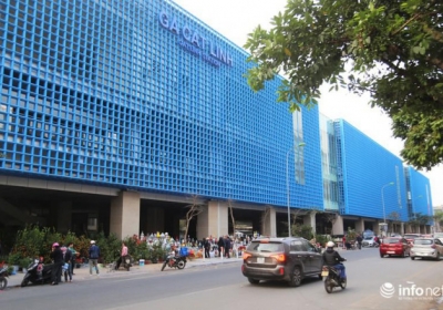 Vỉa hè, sân nhà ga đường sắt trên cao Cát Linh - Hà Đông thành chợ hoa Tết
