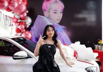 Bóc giá xế hộp Hồng Thanh nắm chặt tay DJ Mie đi nhận ngày đầu năm mới 