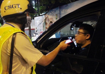 Bị CSGT phạt cồn, một luật sư ở TP.HCM đòi coi tem kiểm định