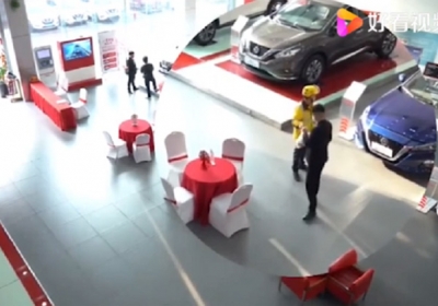 Đi giao hàng thấy chiếc ô tô đẹp, shipper