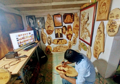 Kỳ lạ: Người đàn ông này lấy lửa để vẽ tranh, bán hàng triệu đồng mỗi bức 