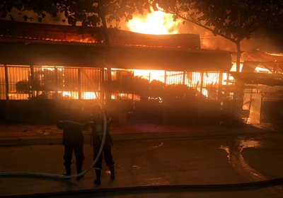 Xưởng gỗ ở Sài Gòn đang cháy dữ dội, lửa lan sang nhiều phòng trọ